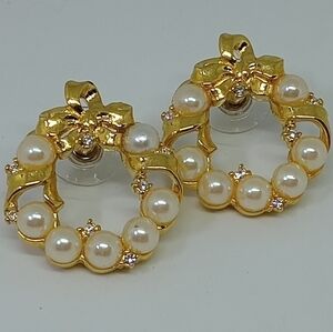 * vintage Richelieu faux pearls gold tone wreath earrings